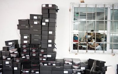 广东东莞出租屋产出2.4亿假货 造鞋链条成熟 - 社会百态图片 - 天极图片手机版